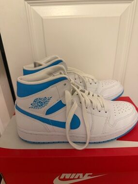 2020 Nike Air Jordan 1 Mid UNC Women's Size 9